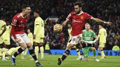 Diogo Dalot (kiri) memiliki kontribusi besar di lini kanan MU. Ia tercatat melakukan 57 sentuhan, 30 operan, dan umpan baliknya berkontribusi terhadap gol kedua MU.Dalot juga tampil solid dalam pertahanan dengan menorehkan 7 kali menang duel, 3 tekel, dan mencegat 2 operan. (AFP/Oli Sacrff)