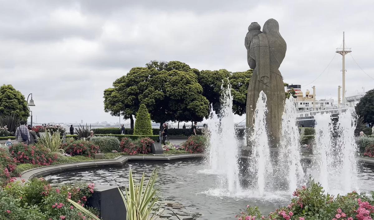 5. Yamashita Park juga menjadi "rumah" dari The Guardian of Water.