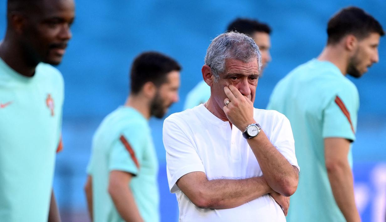 Pelatih Fernando Santos telah merilis daftar nama pemain yang akan memperkuat Timnas Portugal pada Kualifikasi Piala Dunia 2022. Mengejutkannya, ada beberapa pemain top yang tidak masuk ke dalam rencananya tersebut. Berikut ulasannya. (AFP/Lluis Gene)
