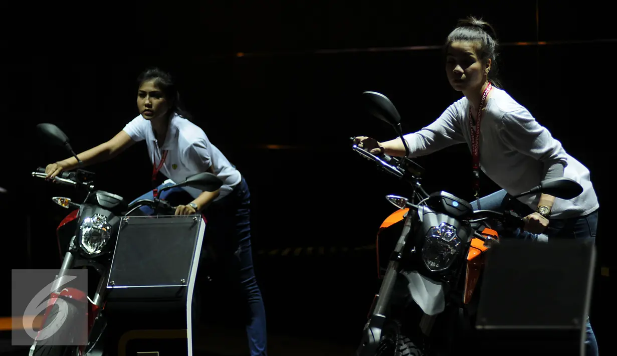 Dua orang model melakukan gladi peluncuran produk kendaraan roda dua di booth pameran IIMS 2015 di JIExpoKemayoran, Jakarta, Selasa (18/8/2015). IIMS 2015 akan berlangsung pada 20-30 Agustus mendatang. (Liputan6.com/Helmi Fithriansyah)