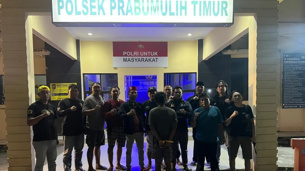 Barang bukti senapan angin dan golok yang digunakan pelaku dalam kasus pembunuhan di Lampung Barat.