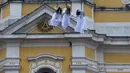 Sejumlah wanita berpakaian seperti malaikat melambakaikan tangan kearah pengunjung saat berayun di acara pasar Natal di kota Ustek, Republik Ceko (17/12). Mereka melakukan aksi ini dalam rangka untuk menyambut datangnya natal. (Reuters/David W Cerny)