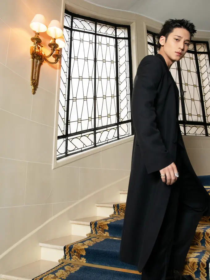 Pesona Dior Prince Mingyu Seventeen Tampil Serba Hitam di Paris Fashion Week, Tenteng Tas Rp120 Juta