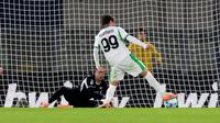 Andrea Pinamonti mencetak gol untuk Sassuolo ke gawang Verona di pekan keenam Serie A 2025/2026 di&nbsp;Marcantonio Bentegodi, Sabtu (04/10/2025).&nbsp;(Paola Garbuio/LaPresse via AP Photo)