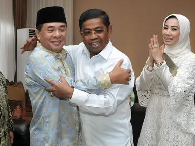 Ketua DPR Ade Komarudin (kedua kiri) bersama Sekjen Partai Golkar Idrus Marham (kedua kanan) saat acara Open House di Rumah Dinas Ketua DPR, Jakarta, Rabu (6/7). (Liputan6.com/JohanTallo)