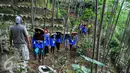 Peserta Campus Citizen Journalist Green Adventure Camp  menjelajahi hutan Sengon milik PT WIKA, Bogor, Selasa (31/5/2016). Liputan6.com gelar Green Camp bersama PT WIKA untuk Citizen Journalist. Liputan6.com/Yoppy Renato)