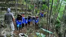 Peserta Campus Citizen Journalist Green Adventure Camp  menjelajahi hutan Sengon milik PT WIKA, Bogor, Selasa (31/5/2016). Liputan6.com gelar Green Camp bersama PT WIKA untuk Citizen Journalist. Liputan6.com/Yoppy Renato)
