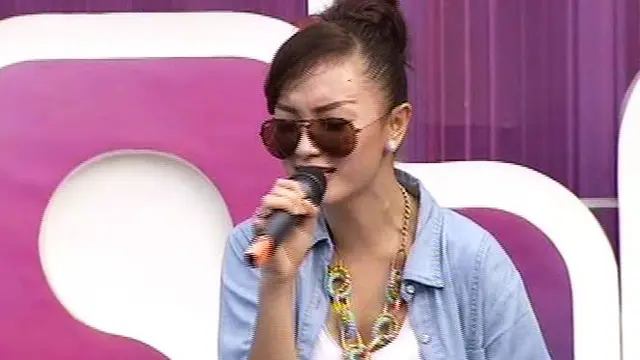 Zaskia Gotix membawakan lagu 1000 Alasan dalam acara inBox SCTV (07/03/2014)