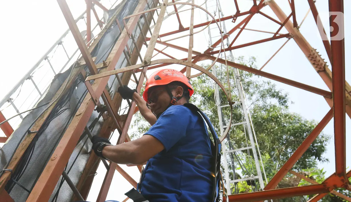 Direktur & Chief Technology Officer XL Axiata I Gede Darmayusa saat melakukan pemeliharaan tower BTS 4G di Kuta Raya, Kayu Agung, Ogan Komering Ilir (OKI), Sumatera Selatan. Senin (13/3/2023). XL Axiata memastikan jaringan miliknya siap melayani kebutuhan pelanggan dan masyarakat selama Ramadhan hingga Hari Raya Idul Fitri 1444 Hijriah. (Liputan6.com/Herman Zakharia)
