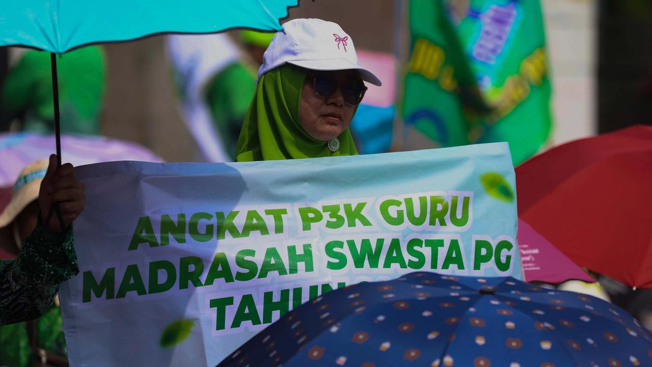 FOTO: Aksi Guru Madrasah Swasta di Depan Gedung DPR