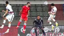 Pemain Portugal Diogo Jota (kanan) mencetak gol ke gawang Luksemburg pada pertandingan Grup A kualifikasi Piala Dunia 2022 di Stadion Josy Barthel, Luksemburg, Selasa (30/3/2021). Portugal menang 3-1. (AP Photo/Olivier Matthys)