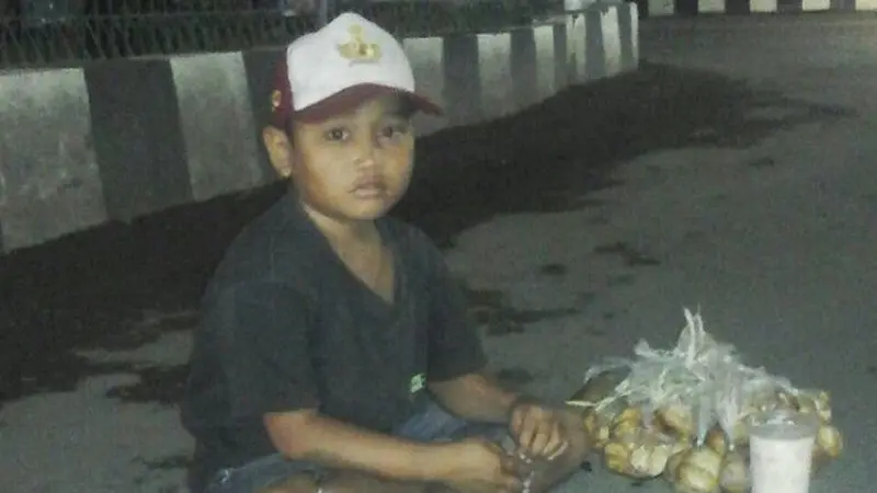 Bocah Penjual Buah Lontar Setop Sekolah demi Hidupi Orangtua