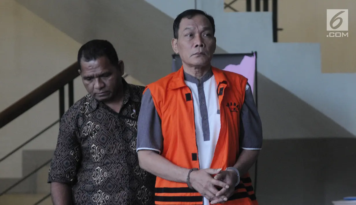 Hakim PN Balikpapan nonaktif Kayat (kanan) usai menjalani pemeriksaan di Gedung KPK, Jakarta, Jumat (30/8/2019). Kayat diperiksa sebagai tersangka untuk melengkapi berkas terkait dugaan suap memengaruhi vonis bebas Sudarman yang menjadi terdakwa dalam kasus pemalsuan surat. (merdeka.com/Dwi Narwoko)