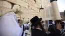 Pria Yahudi Ultra-Ortodoks berdoa selama hari raya Yahudi Sukkot di Tembok Barat, situs paling suci di mana orang Yahudi dapat berdoa di Kota Tua Yerusalem, Rabu (22/9/2021).  (AP Photo/Sebastian Scheiner)