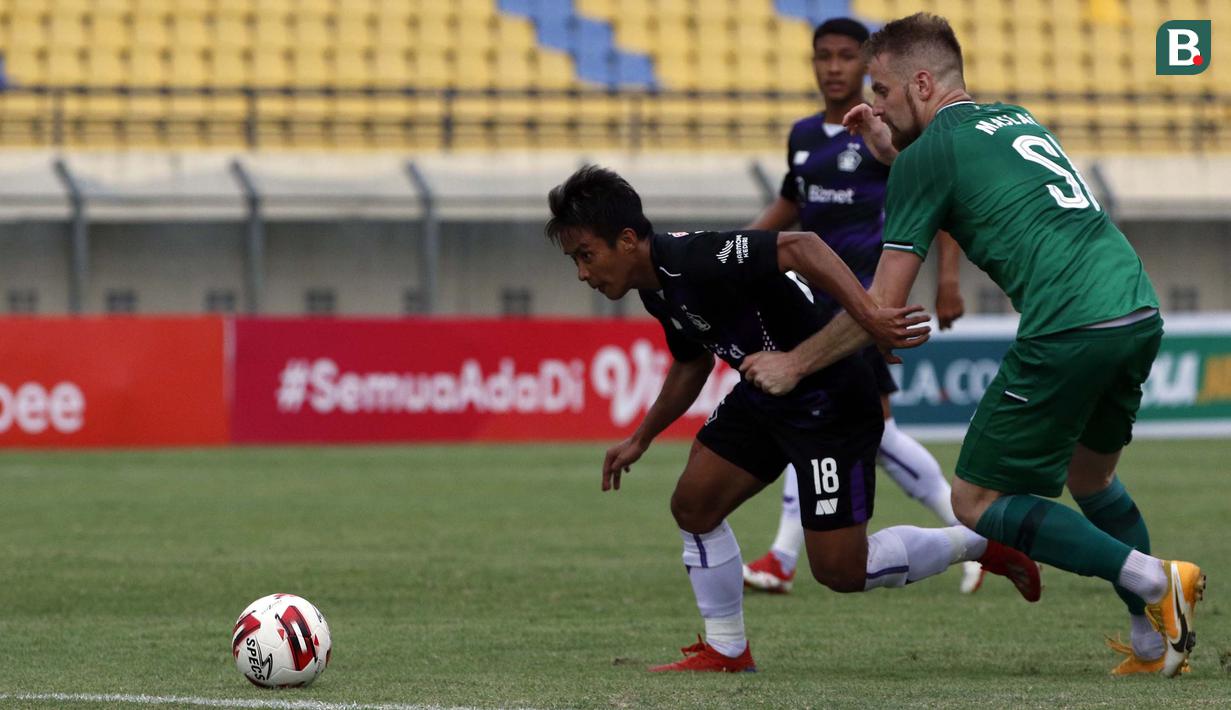 Striker Persik Kediri Hariyanto S Panto (kiri) dijaga ketet gelandang PS Sleman, Maslac Mario dalam laga matchday ke-3 Grup C Piala Menpora 2021 di Stadion Si Jalak Harupat, Bandung, Kamis (1/4/2021). Persik Kediri kalah 0-1 dari PS Sleman. (Bola.com/Ikhwan Yanuar)