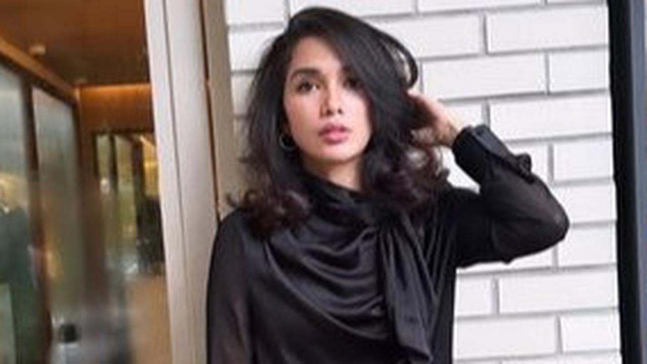 Mager ke Luar di Bulan Puasa, Potret Kocak Ussy Sulistiawaty Olahraga di Rumah Pakai Daster: Yang Penting Niat!