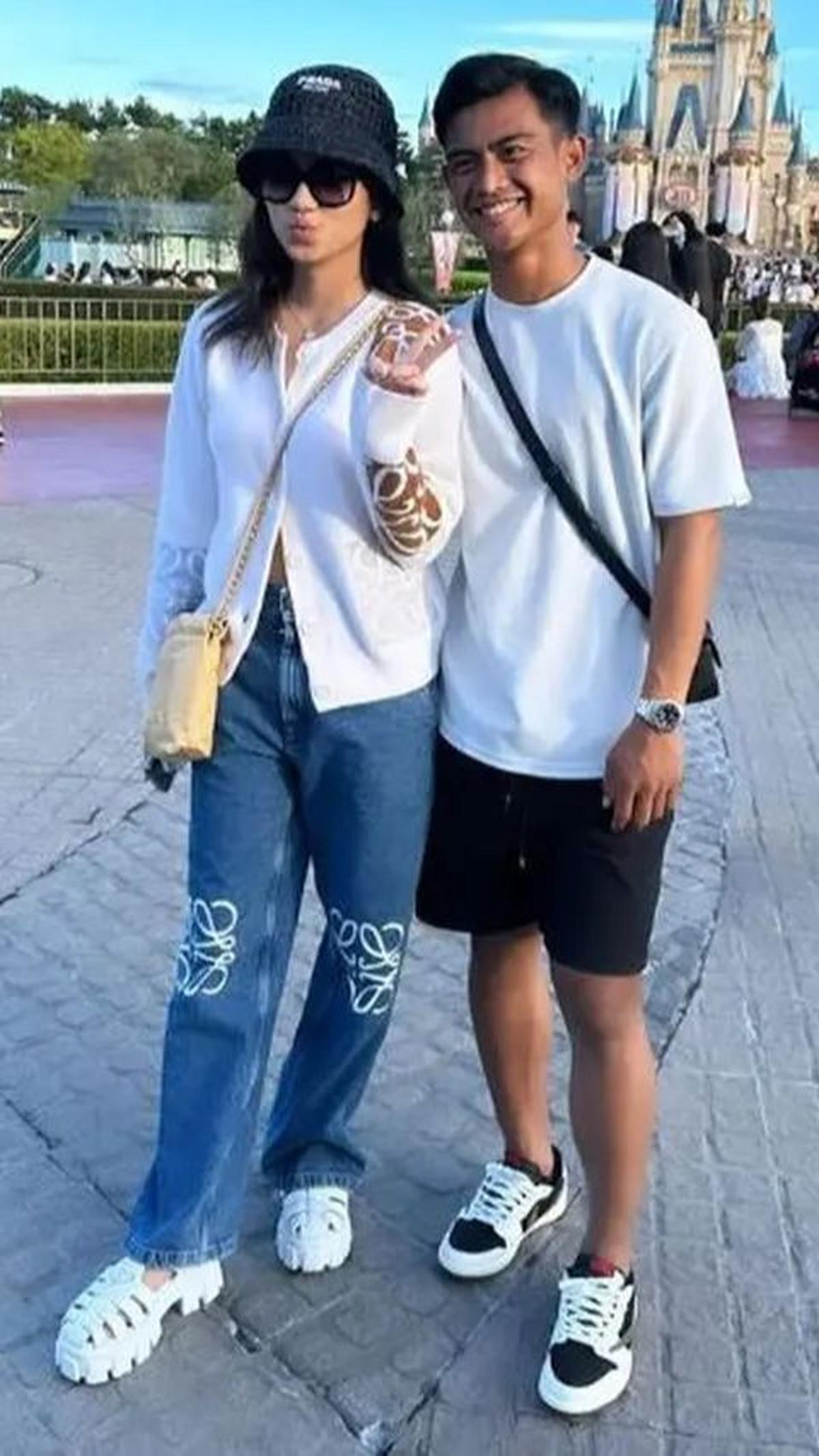 Ketika berlibur bersama di Disneyland, Azizah dan Arhan juga tidak terlihat berpegangan tangan.