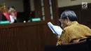 Pengusaha Made Oka Masagung membaca catatan pada sidang lanjutan dugaan korupsi proyek e-KTP dengan terdakwa Setya Novanto di Pengadilan Tipikor, Jakarta, Senin (22/1). Sidang menghadirkan sejumlah saksi. (Liputan6.com/Helmi Fithriansyah)