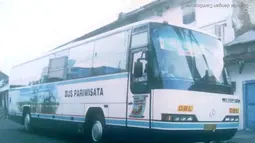 Bus Safari Dharma Raya divisi Pariwisata berjenis Neoplan buatan Karoseri Adi Putro yang sudah tidak menggunakan sasis. (Source: instagram.com/@busklasik)