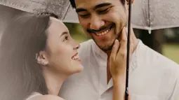 Bahkan pada 2021 lalu, keduanya sempat membagikan hasil pemotretan mesra yang yang kabarnya sebagai pemotretan prewedding. Kala itu aktris yang bermain film Yo Wis Ben 3 ini nampak serasi dan dikabarkan akan segera menikah. (Liputan6.com/IG/@anggikabolsterli)