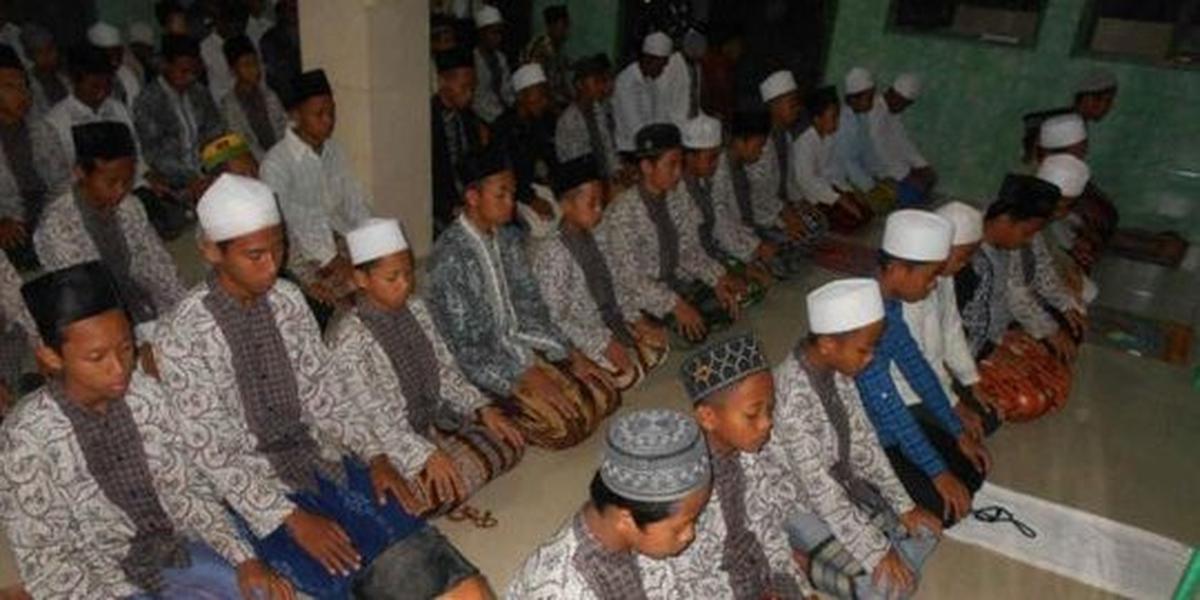 Prihatin KPK mau dilemahkan, ratusan santri gelar salat Hajat