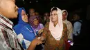 Mantan Menkes Siti Fadilah Supari berjabat tangan dengan kerabat usai sidang perdana di Pengadilan Tipikor, Jakarta, Senin (6/2). Siti Fadilah menjalani pembacaan dakwaan kasus suap pengadaan alat kesehatan (alkes) di Kemenkes. (Liputan6.com/Helmi Afandi)