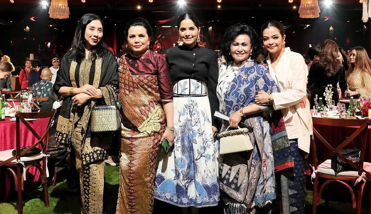 Menghadiri acara bergengsi yang diinisiasi oleh Ibu Yanti Airlangga, Annisa tampil anggun mengenakan beskap hitam klasik yang dipadukan dengan rok korset batik putih bergambar flora dan fauna biru.  [@annisayudhoyono].