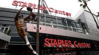 Suasana Staples Center yang lowong setelah NBA menghentikan musim 2019/2020 akibat pandemi virus Corona. (AFP/Harry How)
