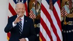 Presiden Amerika Serikat (AS), Joe Biden melambaikan tangan usai menyampaikan keterangan di Rose Garden, Gedung Putih di Washington DC, 7 November 2024. (Allison ROBBERT/AFP)