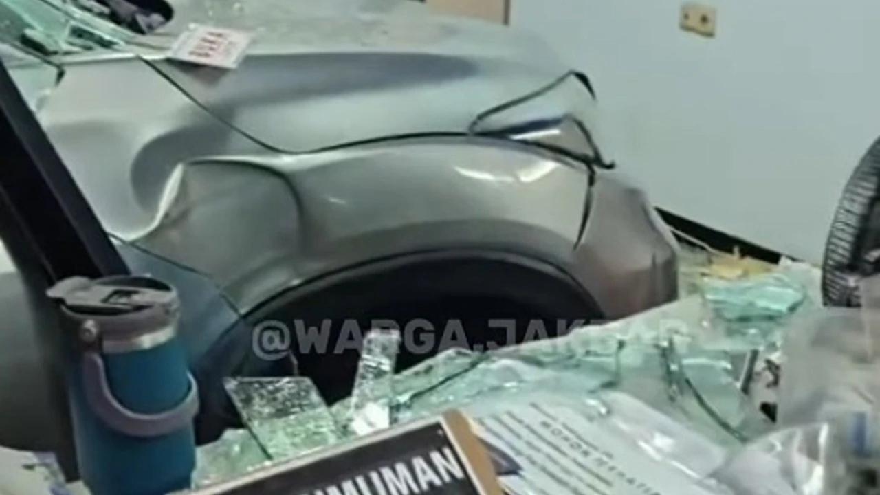 HR-V Tabrak Depot Air Minum di Petamburan, Satu Orang Digotong Naik Bajaj