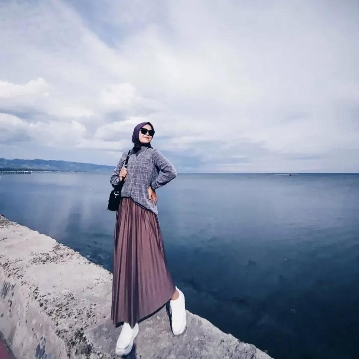6 Inspirasi OOTD Hijab Pantai Simpel yang Nyaman dan Stylish, Cocok untuk Foto - Main Air