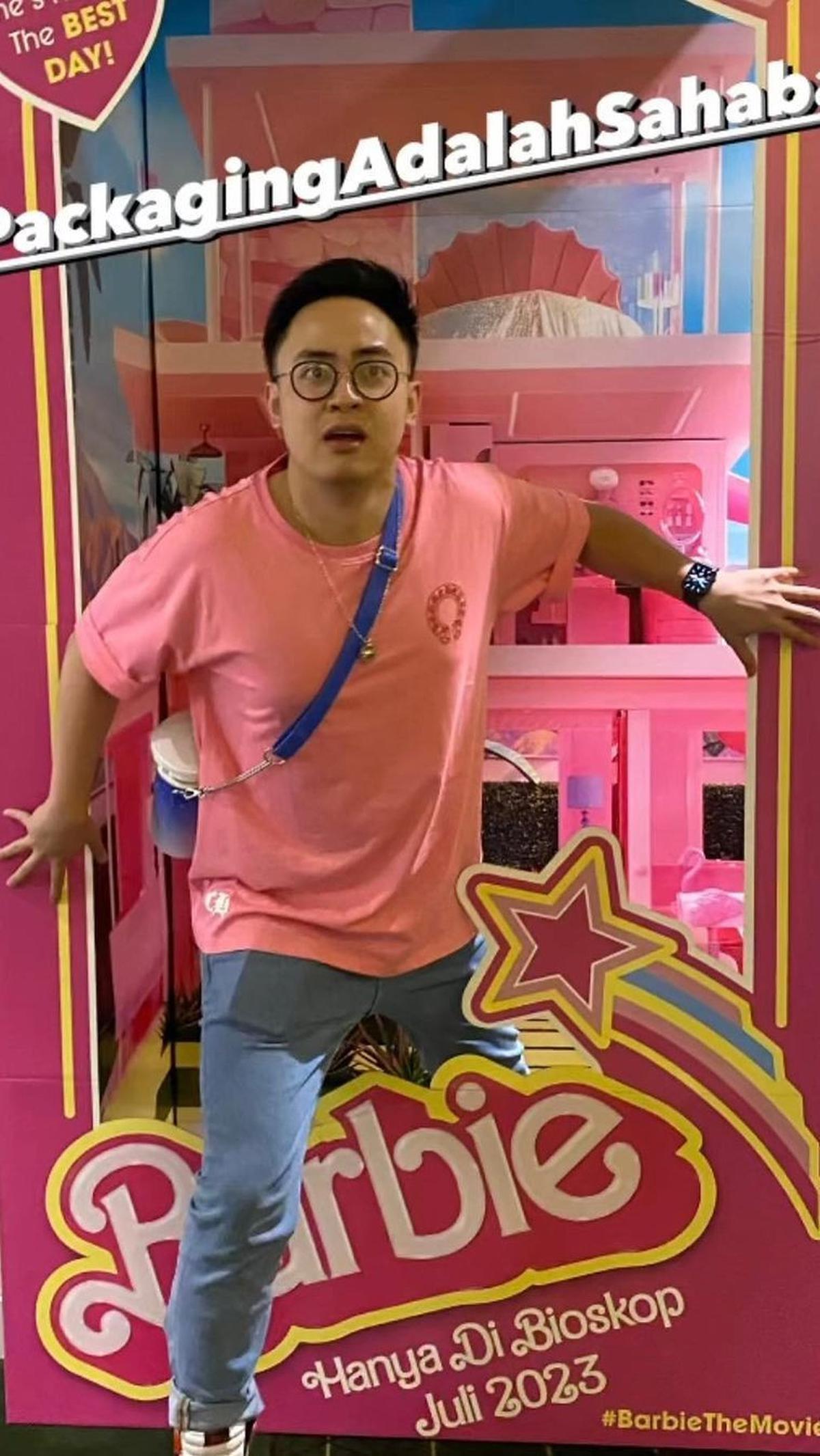 Youtuber yang kerap mereview mainan, Medy Renaldy memilih booth foto lain saat menghadiri premier Barbie. Jika kebanyakan artis memilih mengambil gambar di mobil, Medy lebih suka berfoto di packaging Barbie.