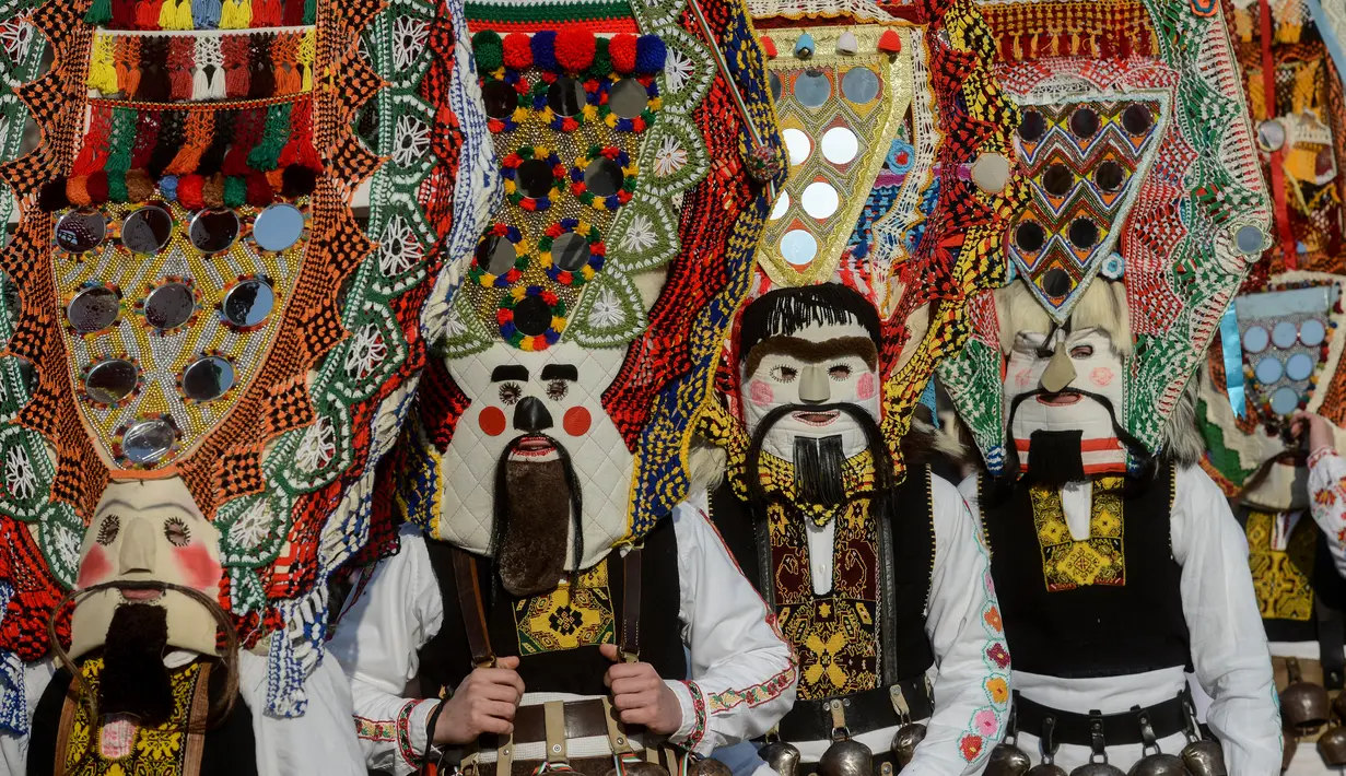 Penari yang dikenal sebagai "Kukeri" mengenakan kostum dan topeng saat tampil dalam Festival Internasional Masquerade Games di Pernik, Bulgaria (28/1). Festival kostum dan tarian ini digelar selama tiga hari. (AFP/Nikolay Doychinov)