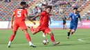 <p>Gelandang Timnas Indonesia U-22, Marselino Ferdinan melepaskan tendangan ke gawang Filipina pada laga pertama SEA Games 2023 di Olympic Stadium, Phnom Penh, Kamboja, Sabtu (29/4/2023). (Bola.com/Abdul Aziz)</p>