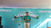 Pj. Bupati Garut Barnas Adjidin membuka pasar pasisian leuweung (pasar samping hutan) di Situ Bagendit, Garut. (Liputan6.com/Jayadi Supriadin)