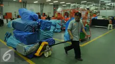 Petugas membawa paket kiriman di Kantor Pos Pusat, Jakarta, Senin (27/6). Pengiriman dan penerimaan paket pos di kantor pos tersebut meningkat hingga 30 persen dibandingkan hari biasa. (Liputan6.com/Gempur M Surya)