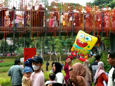 Masyarakat memadati taman bermain Tebet Eco Park di Jakrata Minggu (22/5/2022). Usai Presiden Joko Widodo  memberikan kelonggaran atas penggunaan masker banyak masyarakat mulai memadati area ruang terbuka untuk menghabiskan waktu bersama keluarga di akhir pekan. (Liputan6.com/Angga Yuniar)