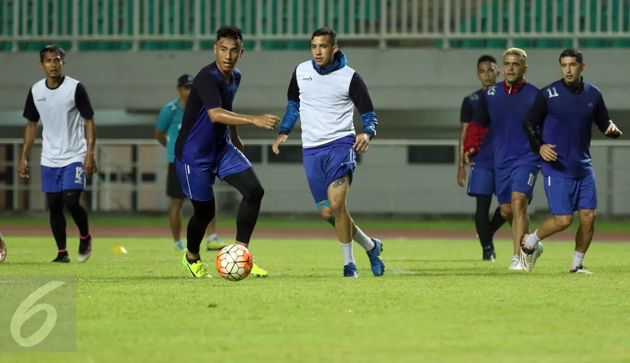 Pemain Arema FC saat latihan uji lapangan jelang laga final Piala Presiden 2017 di Stadion Pakansari, Kab Bogor, Jumat (10/3). Di final, Arema FC akan berlaga melawan PBFC, Minggu (12/3). (Liputan6.com/Helmi Fithriansyah)