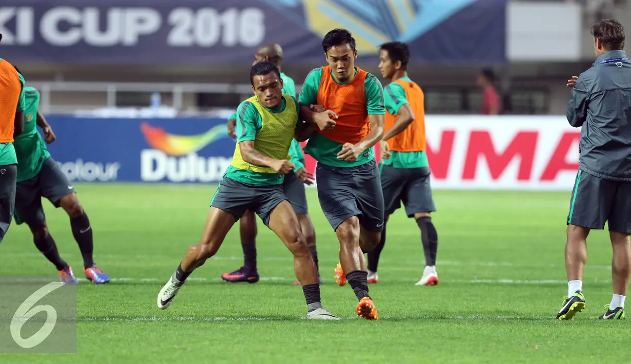 Pemain Timnas Indonesia melakukan adu body saat latihan resmi final pertama Piala AFF 2016 di Stadion Pakansari, Bogor, Selasa (13/12). Indonesia akan menjamu Thailand di final leg pertama Piala AFF 2016, Rabu (14/12). (Liputan6.com/Helmi Fithriansyah)