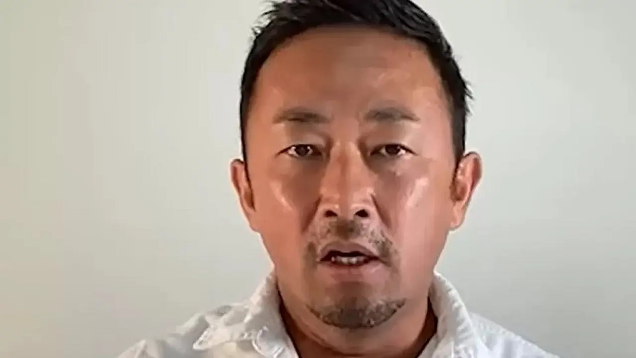 Youtuber yang menjadi anggota parlemen Jepang, Yoshikazu Higashitani, dipecat karena tidak pernah masuk kerja. (Dok. Gaasyy Youtube via BBC).