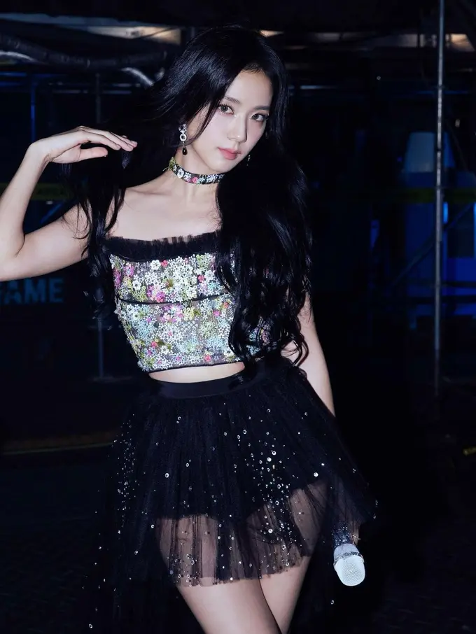 Outfit Panggung yang Elegan dari Jisoo Blackpink