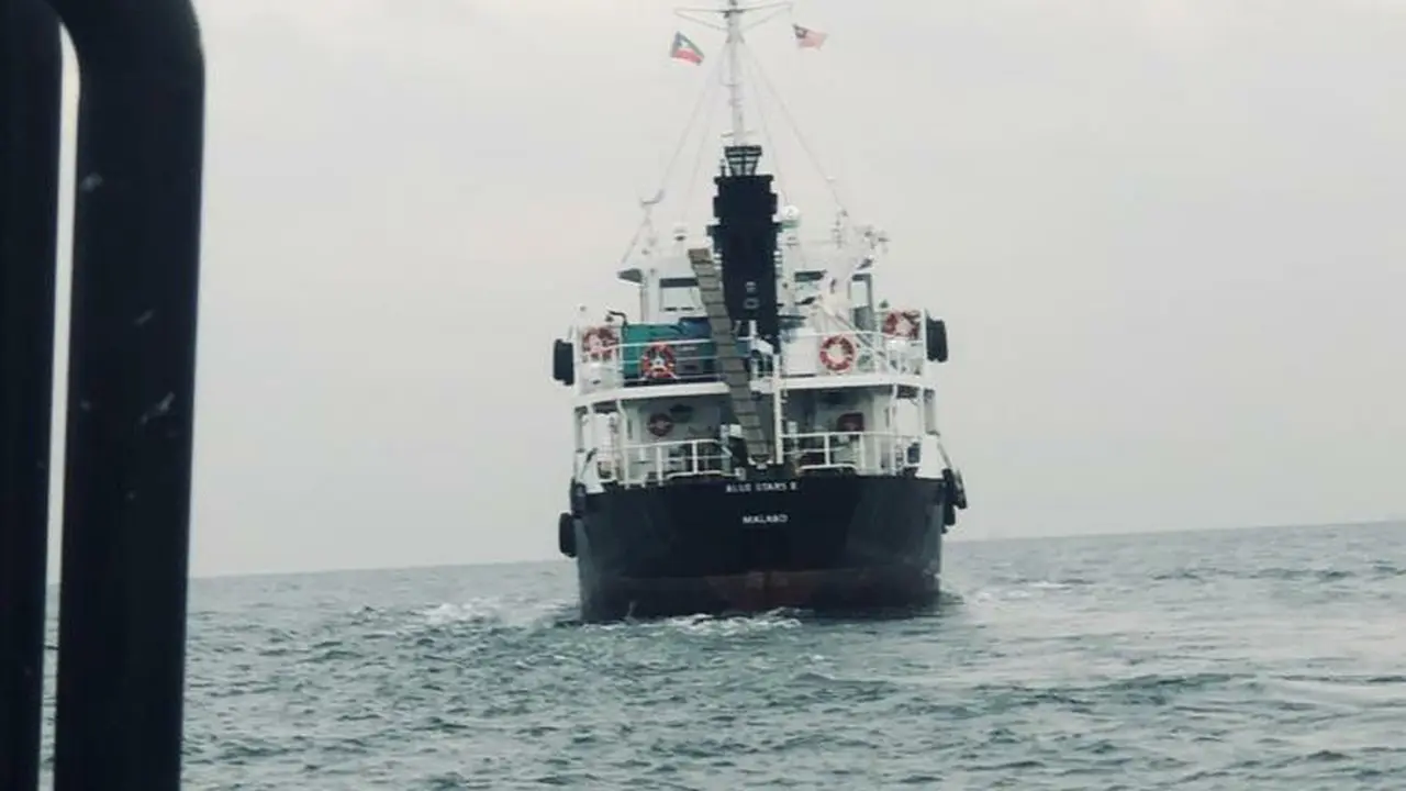 Bakamla RI melalui unsur KN Marore-322 berhasil mengamankan kapal Motor Tanker (MT) Blue Star 08 yang diduga menyelundupkan bahan bakar minyak ilegal