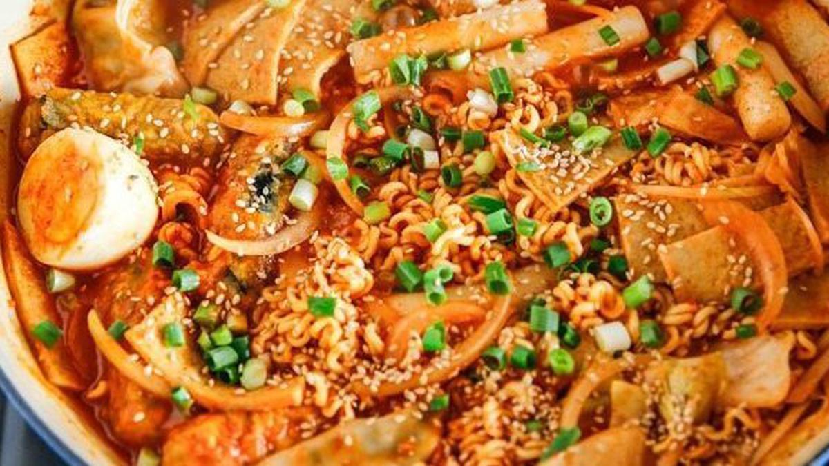 Resep Rabokki, Ramen Tteokbokki Pedas khas Korea Enak Praktis