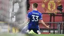 Bek Leicester City, Luke Thomas melakukan selebrasi usai mencetak gol pertama timnya ke gawang Manchester United dalam laga lanjutan Liga Inggris 2020/2021 pekan ke-35 di Old Traffod Stadium, Manchester, Selasa (11/5/2021). Leicester menang 2-1 atas Manchester United. (AP/Peter Powell/Pool)