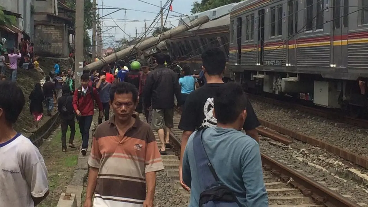Tiang listrik mendadak menimpa gerbong KRL hingga masinis dilarikan ke rumah sakit dan sejumlah penumpang terjepit. (Asnida Riani)