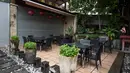 Sebuah restoran tutup di tujuan wisata di Pantai Cenang di pulau liburan Langkawi, yang baru-baru ini ditutup untuk sebagian besar pengunjung luar karena penguncian sebagian yang ditetapkan pihak berwenang untuk mengekang penyebaran Covid-19, di Kedah, Malaysia utara (18/11/2020). (AFP/Mohd Rasfan)