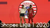 Pemain Persija Jakarta, Ramdani Lestaluhu, menunjukan jersey tim Persija saat launching Shopee Liga 1 di Hotel Fairmont, Jakarta, Senin (24/2). Sebanyak 18 klub pamerkan jersey untuk kompetisi Shopee Liga 1 2020. (Bola.com/Yoppy Renato)