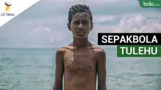 Video pesepak bola muda dari Tulehu yang membantu ibunya mengumpulkan uang untuk membeli sepatu sepak bola pertamanya.