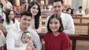 Anak pertama pasangan Chelsea Olivia dan Gleen Alinskie baru saja menjalani prosesi pembaptisan. Potret keceriaan terlihat dari foto-foto yang diunggah dalam akun Instagramnya. (Instagram/chelseaoliviaa)