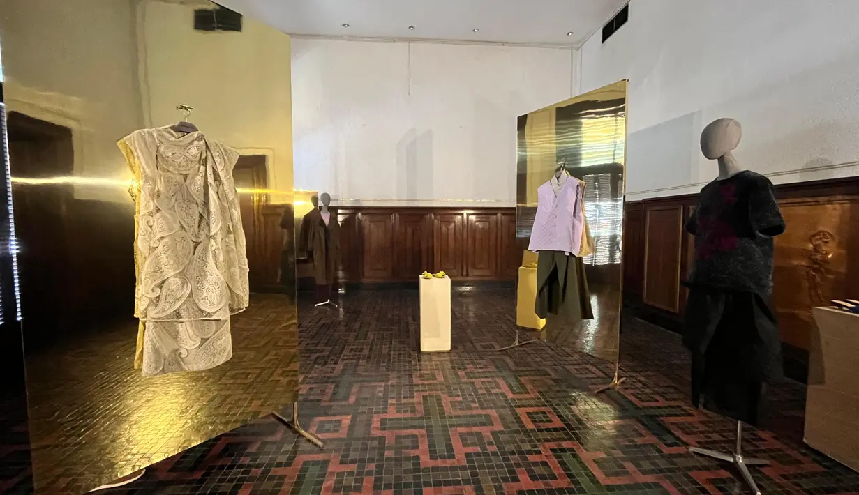 Tersaji beragam opsi busana untuk beragam fungsi. Blus drapery dikonstruksi dari kain yang dipotong laser kemudian diisi bulir payet, sedangkan rompi, rok dan jaket bundar diperkaya tampilannya dengan alur jahit tindas. Koleksi ini sendiri didominasi dengan siluet bervolume, aksen kancing besar, rok kulit A-line dan celana longgar. Tampilan dirangkai bersama dengan ringannya blus asimetris, luaran berbordir dan rok slit.  [ Foto dok: SAPTO DJOJOKARTIKO ]